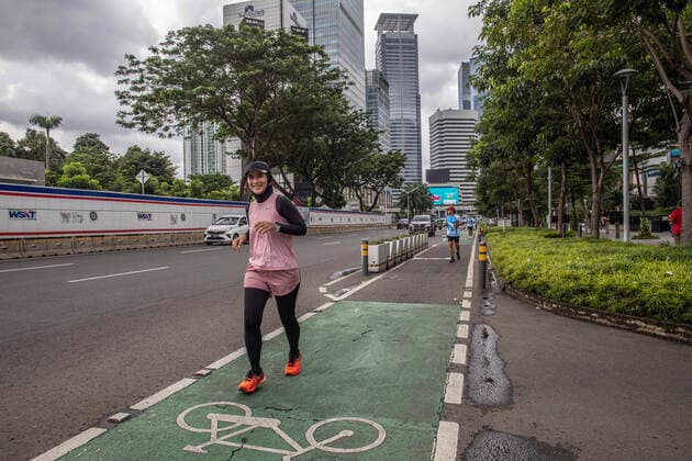 December 31, 2022, Jakarta, Jakarta, Indonesia: Jakarta, 31 December 2022 : People activity at Thamrin Street Jakarta as Indonesian Lifted up partial lockdown as Covid19 Pandemic decrease. President JOKOWIDODO announced on 30 December 2022 that Indonesia Covid19 change to Endemic so that partial lock down lifted Jakarta Indonesia - ZUMAh128 20221231_zap_h128_009 Copyright: xDonalxHusnix