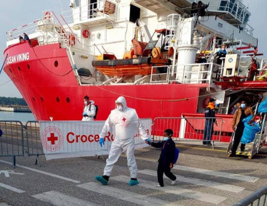 News Themen der Woche KW52 News Bilder des Tages December 31, 2022, RAVENNA: The ship of the NGO SOS Mediterranee Ocean Viking with 113 migrants on board touched the quay of the port of Ravenna, greeted by the cry Welcome to Italy of some activists of Mediterranea Saving Humans, Italy, 31 December 2022. The first medical operations on board are about to begin, then the passengers will be disembarked for all further checks..ANSA PRESS OFFICE OF EMILIA-ROMAGNA REGION. RAVENNA - ZUMAa110 20221231_zaf_a110_008 Copyright: xPressxOfficexOfxEmilia-RomagnaxRx