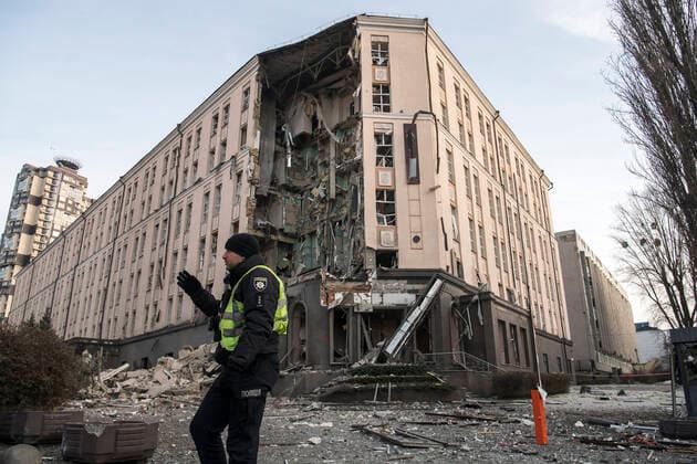 News Themen der Woche KW52 News Bilder des Tages Russian Missile Strike In Kyiv Hotel building damaged during a Russian missile strike in Kyiv, Ukraine December 31, 2022. Kyiv Ukraine  Copyright: xMaxymxMarusenkox originalFilename: musienko-notitle221231_npPUd.jpg