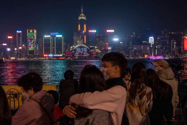 News Themen der Woche KW52 News Bilder des Tages Hong Kong Countdown To 2023 A couple hugs in front of the Hong Kong Convention Center while a display showing 2023 is on it on December 31, 2022 in Hong Kong, China. Hong Kong China  Copyright: xVernonxYuenx originalFilename: yuen-hongkong221231_npyKA.jpg
