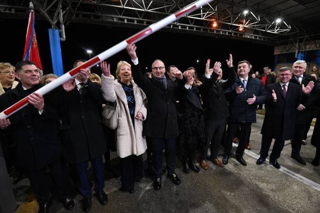 Bilder des Jahres 2023, News 01 Januar News Themen der Woche KW52 News Bilder des Tages The entry of the Republic of Croatia into the Schengen area The Minister of Foreign Affairs of the Republic of Croatia, Gordan Grlic Radman, celebrated the entry of the Republic of Croatia into the Schengen area at the at the border crossing Gorican-Letye, Croatia on January 1, 2023. At midnight, Croatia joined the Schengen zone and introduced the euro as a means of payment. VjeranxZganecxRogulja PIXSELL