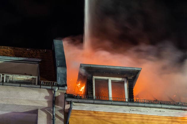 News Themen der Woche KW52 01.01.2023,Berlin,GER, - Dachstuhlbrand in der Silvesternacht in Berlin Neukölln. Die Berliner Feuerwehr war mit ca. 80 Einsatzkräften vor Ort.. *** 01 01 2023,Berlin,GER, Roof truss fire on New Years Eve in Berlin Neukölln The Berlin fire department was on the scene with about 80 emergency personnel