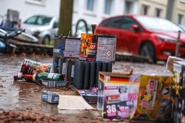 DEU, Deutschland, Nordrhein-Westfalen, Münster, 01.01.2023: Kehraus am Neujahrstag - Reste des in der Silvesternacht abgebrannten Silvesterfeuerwerks, Silvesterböller *** DEU, Germany, North Rhine Westphalia, Muenster, 01 01 2023 Kehraus on New Years Day Remnants of the New Years Eve fireworks set off on New Years Eve, New Years firecrackers