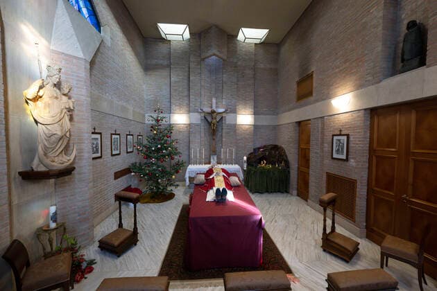News Themen der Woche KW52 News Bilder des Tages Italy, Rome, Vatican, 2022 1 1 . SS Benedict s body in the chapel of the Mater Ecclesiae Monastery in the Vatican XVI Photograph by Vatican Mediai Catholic Press Photo Hans Lucas. RESTRICTED TO EDITORIAL USE - NO MARKETING - NO ADVERTISING CAMPAIGNS.  Copyright: xVATICANxMEDIA CPPx xipa-agency.nx xVaticaxMediax IPA_IPA35293780