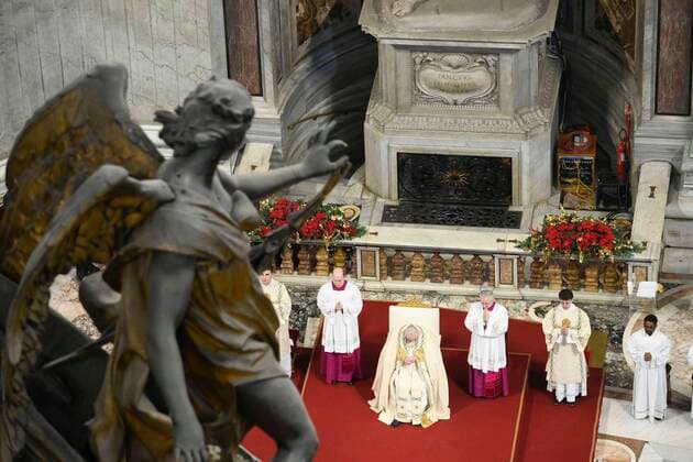 News Themen der Woche KW52 News Bilder des Tages January 1, 2023, VATICAN CITY: Pope Francis presides at Holy Mass of the Solemnity of Most Holy Mary Mother of God on the 56st World Day of Peace in Saint Peter s Basilica in the Vatican City, 01 January 2023..ANSA VATICAN MEDIA. VATICAN CITY  - ZUMAa110 20230101_zaf_a110_046 Copyright: xVaticanxMediax