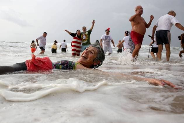 Bilder des Jahres 2023, News 01 Januar News Themen der Woche KW52 News Bilder des Tages January 1, 2023, Lisbon, Portugal: People take part in a traditional sea bath to welcome the new year at Carcavelos beach on the outskirts of Lisbon, Portugal on January 1, 2023. Lisbon Portugal - ZUMAf123 20230101_zap_f123_004 Copyright: xPedroxFiuzax