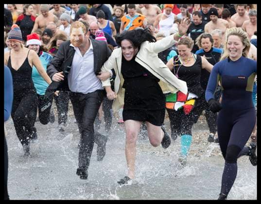 Bilder des Jahres 2023, Entertainment 01 Januar Entertainment Themen der Woche KW52 Entertainment Bilder des Tages . 01 01 2023. East Wittering, United Kingdom. Two people wearing Prince Harry and Meghan Markle masks take part in the New Year s Day swim at East Wittering, United Kingdom.  xStephenxLockx xi-Imagesx IIM-24042-0026