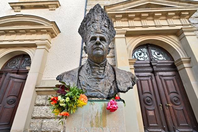 Bilder des Jahres 2023, News 01 Januar News Themen der Woche KW52 News Bilder des Tages Der emeritierte Papst Benedikt XVI. ist verstorben. Büste von Joseph Ratzinger als Papst Benedikt XVI. vor der Primizkirche Sankt Oswald in seiner oberbayerischen Vaterstadt Traunstein, mit Blumen und Kerzen nach der Bekanntgabe seines Todes . Die Büste stammt von dem Surberger Künstler Johann Brunner. Traunstein Bayern Deutschland *** Pope Emeritus Benedict XVI has passed away Bust of Joseph Ratzinger as Pope Benedict XVI in front of the primatial church of St. Oswald in his Upper Bavarian hometown of Traunstein, with flowers and candles after the announcement of his death The bust is by Surberg artist Johann Brunner Traunstein Bavaria Germany Copyright: xRolfxPossx