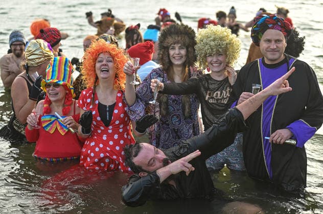 Entertainment Themen der Woche KW52 News Bilder des Tages New Year s Day Swim In Rzeszow Swimmers from the Winter Swimming Club Sopelek dressed in colorful clothes, are seen with a traditional glass of Champagne, during the first winter swim of the season, the New Year s Day swim, at Lake Zwirownia in Rzeszow. On Sunday, January 01, 2023, in Rzeszow, Subcarpatian Voivodeship, Poland. Rzeszow Poland  Copyright: xArturxWidakx originalFilename: widak-newyears230101_npTmN.jpg