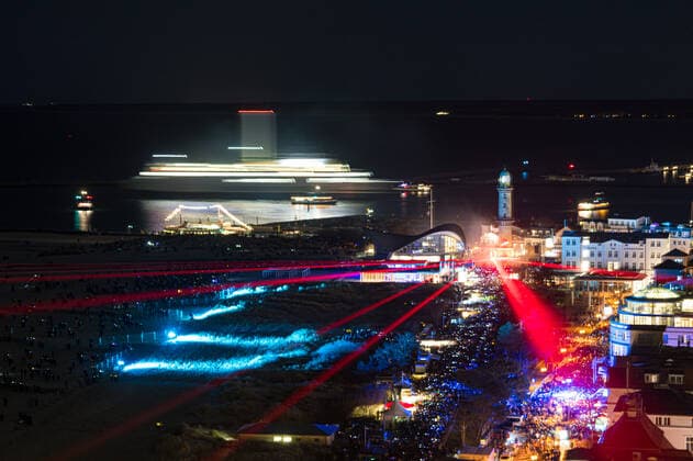 News Themen der Woche KW52 Rostock Warnemünde Strand, Deutschland 01. Januar 2023 Am Abend fand das Warnemünder Turmleuchten 2023 statt. 90000 Besucher wurden erwartet. Die spektakuläre Laser-, Feuerwerks-, Licht- und Musikshow die den Warnemünder Leuchtturm fand dieses Jahr unter dem Thema Für Euch statt *** Rostock Warnemünde beach, Germany 01 January 2023 In the evening, the Warnemünder Turmleuchten 2023 took place 90000 visitors were expected The spectacular laser, fireworks, light and music show the Warnemünde lighthouse took place this year under the theme For You Copyright: xFotostandx xVoelkerx