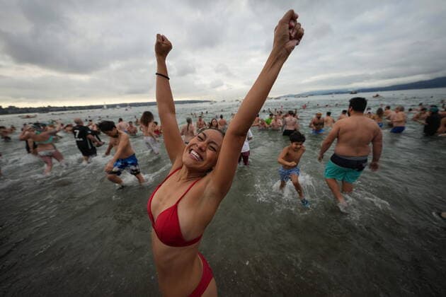 January 1, 2023, VANCOUVER, BC, CANADA: A woman reacts as she runs out of the water after plunging into English Bay during the Polar Bear Swim, in Vancouver, B.C., Sunday, Jan. 1, 2023. This year s event was the first since 2020 after the past two years were cancelled due to the COVID-19 pandemic. According to the City of Vancouver the initial swim was in 1920 when approximately 10 swimmers participated. VANCOUVER CANADA  - ZUMAc35_ 20230101_zaf_c35_037 Copyright: xDarrylxDyckx
