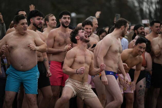 January 1, 2023, VANCOUVER, BC, CANADA: People react as they prepare to plunge into English Bay during the Polar Bear Swim, in Vancouver, B.C., Sunday, Jan. 1, 2023. This year s event was the first since 2020 after the past two years were cancelled due to the COVID-19 pandemic. According to the City of Vancouver the initial swim was in 1920 when approximately 10 swimmers participated. VANCOUVER CANADA  - ZUMAc35_ 20230101_zaf_c35_038 Copyright: xDarrylxDyckx