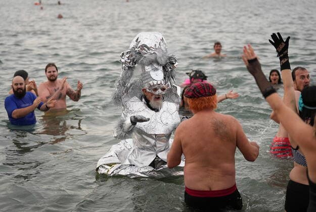 January 1, 2023, VANCOUVER, BC, CANADA: A person dressed in a costume participates in the Polar Bear Swim at English Bay, in Vancouver, B.C., Sunday, Jan. 1, 2023. This year s event was the first since 2020 after the past two years were cancelled due to the COVID-19 pandemic. According to the City of Vancouver the initial swim was in 1920 when approximately 10 swimmers participated. VANCOUVER CANADA  - ZUMAc35_ 20230101_zaf_c35_048 Copyright: xDarrylxDyckx