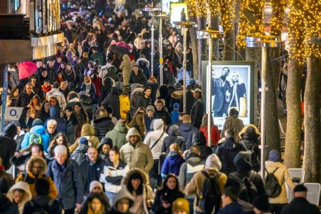 Fußgängerzone Stuttgart nach Weihnachten. Einkaufen und Umtauschen in den Läden und Shops der Königstraße. 30.12.2022: Stuttgart, Baden-Württemberg, Deutschland. *** Pedestrian zone Stuttgart after Christmas Shopping and exchange in the stores and stores of Königstraße 30 12 2022 Stuttgart, Baden Württemberg, Germany