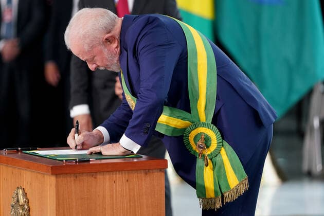 (230102) -- BRASILIA, Jan. 2, 2023 -- Luiz Inacio Lula da Silva signs a decree during the inauguration ceremony in Brasilia, Brazil, on Jan. 1, 2023. Luiz Inacio Lula da Silva of the Workers Party (PT) was sworn in as president of Brazil for a four-year term on Sunday. ) BRAZIL-BRASILIA-PRESIDENT-INAUGURATION WangxTiancong 