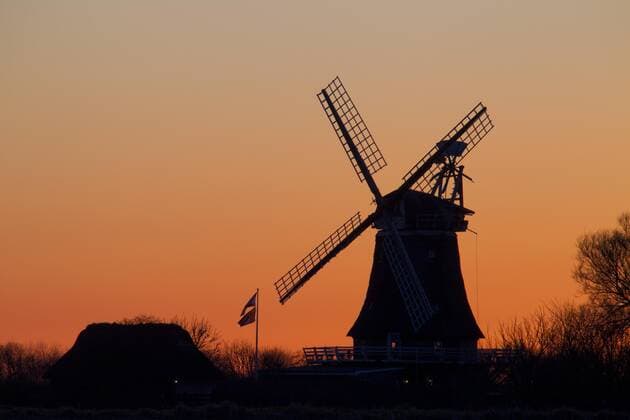 Traditionelle Windmühle bei Sonnenuntergang, Oldsum, Föhr, Nordfriesland, Schleswig-Holstein, Deutschland, Europa *** traditional Windmill at Sunset, oldsum, Foehr, north frisia, Schleswig Holstein, Germany, Europe Copyright: imageBROKER alimdix xArterra ibltsm08888050.jpg