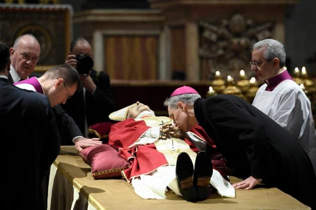 Bilder des Jahres 2023, News 01 Januar News Themen der Woche KW01 Italy, Rome, Vatican, 2023 1 1.Translation of the body of Pope Emeritus Benedict XVI from Mater Ecclesiae Monastery to St. Peter s Basilica at The Vatican Photograph by Vatican Media Catholic Press Photo . RESTRICTED TO EDITORIAL USE - NO MARKETING - NO ADVERTISING CAMPAIGNS  Copyright: xvaticanxmediax cppx xipa-agency.x xvaticanxmediax IPA_IPA35305163