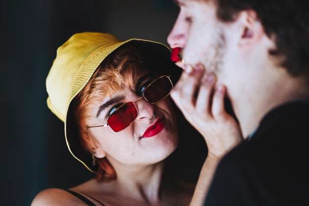 Creative Highlights Symbolbilder Young girlfriend wearing sunglasses holding boyfriend s face model released, Symbolfoto, IFRF01891