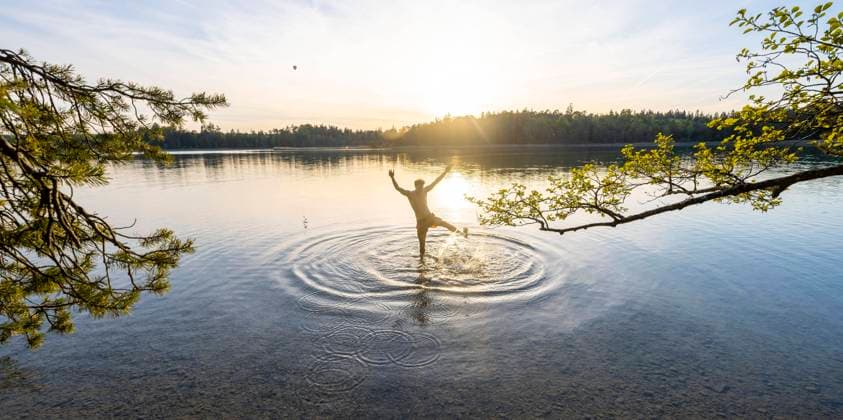  Junger Mann streckt Arme in die Luft, beim Baden im See, spritzendes Wasser, Fohnsee, Osterseen, bei Iffeldorf, Bayern, Deutschland, Europa *** Youngster Man stretches Arms in the Air, at Bathing at Lake, spritzendes Water, Fohnsee, easter lakes, at Iffeldorf, Bavaria, Germany, Europe Copyright: imageBROKER/MaraxBrandl ibxmab08908347.jpg ,model released, Symbolfoto ,property released