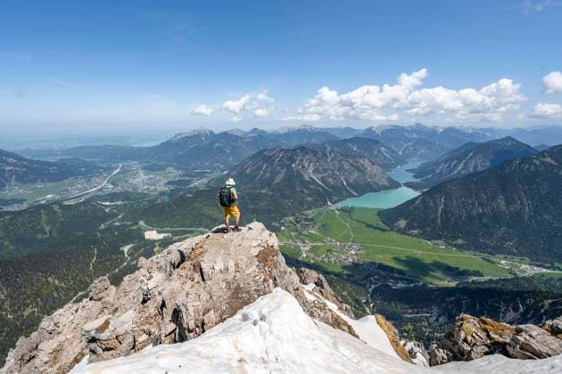  Wanderer am Gipfel des Thaneller, Ausblick auf Berge mit Plansee und Ort Reutte, Berglandschaft, Lechtaler Alpen, Tirol, Österreich, Europa *** Hikers on Summit of thaneller, Outlook at Mountains with Plansee and Place reutte, mountain landscape, Lechtaler Alps, Tyrol, Austria, Europe Copyright: imageBROKER/MaraxBrandl ibxmab08908365.jpg ,model released, Symbolfoto ,property released