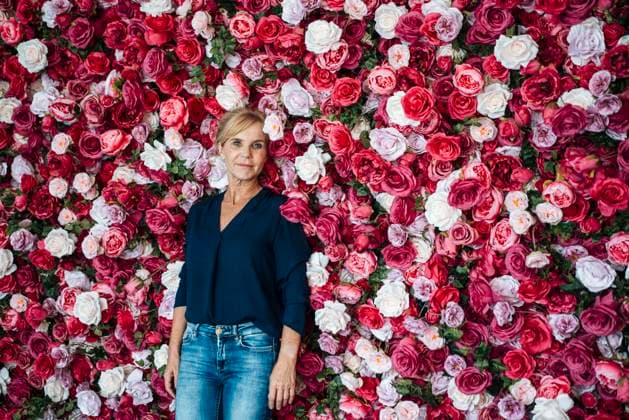 Creative Highlights Symbolbilder Mature businesswoman leaning on flower wall model released, Symbolfoto property released, JOSEF15264