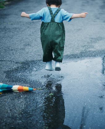 Japanese kid playing outside on a rainy day AFLO196339707  , 196339707.jpg, ,model released, Symbolfoto