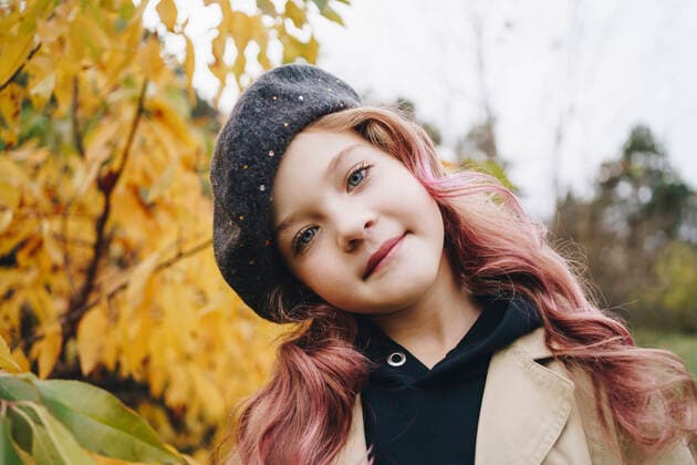 Smiling cute girl standing in autumn park model released, Symbolfoto, MDOF00398