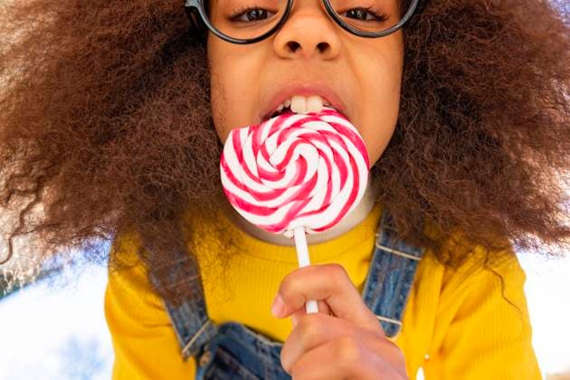 Girl with buck teeth eating lollipop model released, Symbolfoto, MEGF00208