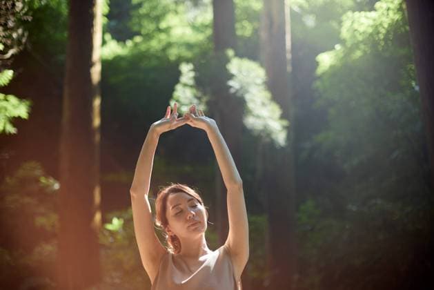 IMAGO Creative, Jahreszeit Frühling, Licht und Sonne Japanese woman in the forest AFLO199132437  , 199132437.jpg, ,model released, Symbolfoto