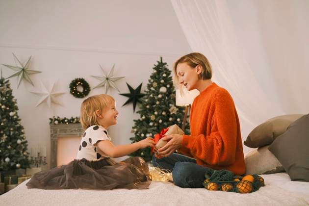Mother giving Christmas present to daughter at home model released, Symbolfoto property released, NDEF00265