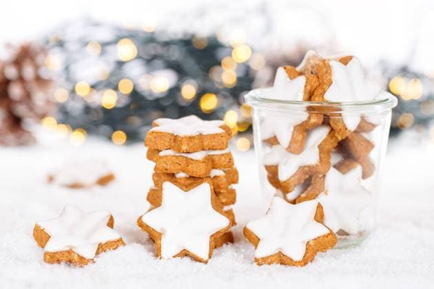 Weihnachten Plätzchen Weihnachtsplätzchen Gebäck Sterne Zimtsterne Winter Schnee Weihnachten Plätzchen Weihnachtsplätzchen Gebäck Sterne Zimtsterne Winter Schnee Textfreiraum Copyspace Copy Space Copyright: xZoonar.com MarkusxMainkax 12710523