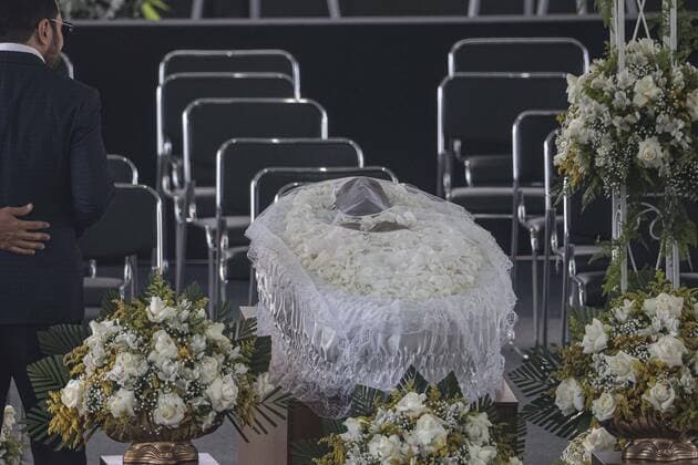 Brasilien, Totenwache für Fußballlegende Pele im Stadion des FC Santos in Sao Paulo Funeral of Pele in Santos. January 02, 2023, Santos, Sao Paulo, Brazil: Funeral of Brazilian soccer legend, Pele, held at Urbano Caldeira stadium in Vila Belmiro on Monday (02) with the presence of his son Edinho and family and FIFA President Gianni Infantino. Pele was admitted to the Albert Einstein hospital in Sao Paulo, where he died on December 29, 2022. Funeral of Pele in Santos.  Copyright: xAndrexPerax