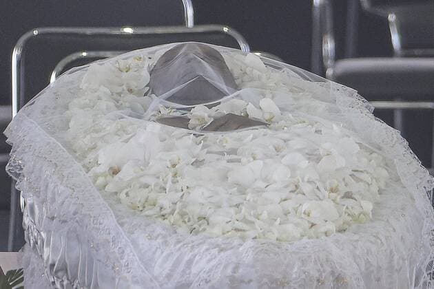 Brasilien, Totenwache für Fußballlegende Pele im Stadion des FC Santos in Sao Paulo Funeral of Pele in Santos. January 02, 2023, Santos, Sao Paulo, Brazil: Funeral of Brazilian soccer legend, Pele, held at Urbano Caldeira stadium in Vila Belmiro on Monday (02) with the presence of his son Edinho and family and FIFA President Gianni Infantino. Pele was admitted to the Albert Einstein hospital in Sao Paulo, where he died on December 29, 2022. Funeral of Pele in Santos.  Copyright: xAndrexPerax