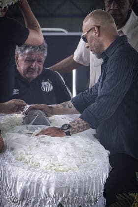 Brasilien, Totenwache für Fußballlegende Pele im Stadion des FC Santos in Sao Paulo Funeral of Pele in Santos. January 02, 2023, Santos, Sao Paulo, Brazil: Funeral of Brazilian soccer legend, Pele, held at Urbano Caldeira stadium in Vila Belmiro on Monday (02) with the presence of his son Edinho and family and FIFA President Gianni Infantino. Pele was admitted to the Albert Einstein hospital in Sao Paulo, where he died on December 29, 2022. Funeral of Pele in Santos.  Copyright: xAndrexPerax
