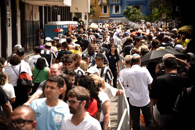 Sao Paulo, Totenwache für Fußballlegende Pele, Fans warten vor dem Stadion des FC Santos  Pele s Death - Aerials Last Farewell Santos, Jan.2nd.2023 - Fans queue to see and give their last tributes and faerwell to Pele. The greateast footballer of all times and elected athlete of the XX centuruy died at 82 last Thursday, Dec. 29th Santos Brazil  Copyright: xGustavoxBassox originalFilename: basso-tematitu230102_npbRP.jpg