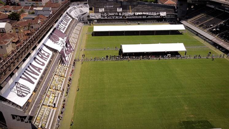 Brasilien, Totenwache für Fußballlegende Pele im Stadion des FC Santos in Sao Paulo Pele s Death - Aerials Last Farewell Santos, Jan.2nd.2023 - Fans queue to see and give their last tributes and faerwell to Pele. The greateast footballer of all times and elected athlete of the XX centuruy died at 82 last Thursday, Dec. 29th Santos Sao Paulo Brazil  Copyright: xGustavoxBassox originalFilename: basso-tematitu230102_npctk.jpg