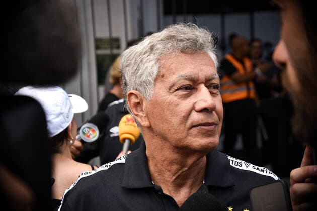 Brasilien, Totenwache für Fußballlegende Pele im Stadion des FC Santos in Sao Paulo Pele s Death - Aerials Last Farewell Santos, Jan.2nd.2023 - Former football player and 1970 World Champion Clodoaldo toalks to the press at arrival to Pele s mourning at Santos stadium, Vila Belmiro. The greateast footballer of all times and elected athlete of the XX centuruy died at 82 last Thursday, Dec. 29th Santos Brazil  Copyright: xGustavoxBassox originalFilename: basso-tematitu230102_npntW.jpg