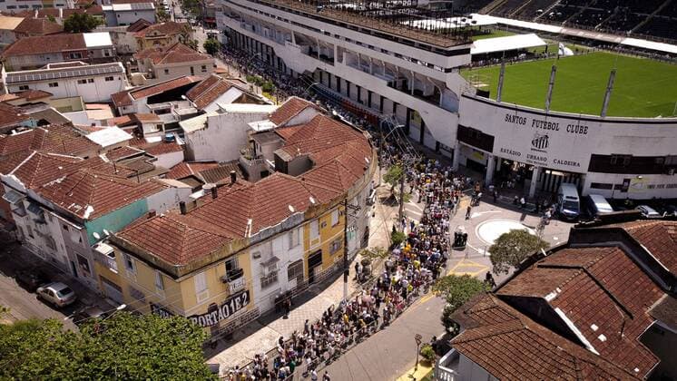 Brasilien, Totenwache für Fußballlegende Pele im Stadion des FC Santos in Sao Paulo Sao Paulo, Totenwache für Fußballlegende Pele, Fans warten vor dem Stadion des FC Santos  Pele s Death - Aerials Last Farewell Santos, Jan.2nd.2023 - Fans queue to see and give their last tributes and faerwell to Pele. The greateast footballer of all times and elected athlete of the XX centuruy died at 82 last Thursday, Dec. 29th Santos Sao Paulo Brazil  Copyright: xGustavoxBassox originalFilename: basso-tematitu230102_npOn5.jpg