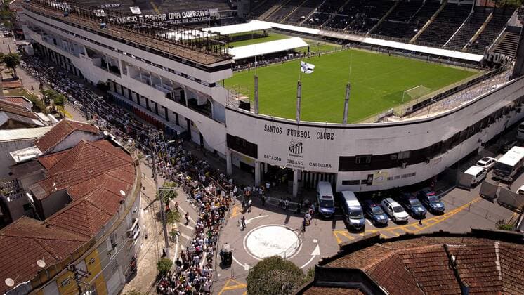 Sao Paulo, Totenwache für Fußballlegende Pele, Fans warten vor dem Stadion des FC Santos  Pele s Death - Aerials Last Farewell Santos, Jan.2nd.2023 - Fans queue to see and give their last tributes and faerwell to Pele. The greateast footballer of all times and elected athlete of the XX centuruy died at 82 last Thursday, Dec. 29th Santos Sao Paulo Brazil  Copyright: xGustavoxBassox originalFilename: basso-tematitu230102_nprSB.jpg