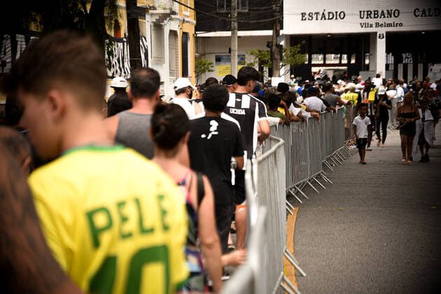 Sao Paulo, Totenwache für Fußballlegende Pele, Fans warten vor dem Stadion des FC Santos  Pele s Death - Aerials Last Farewell Santos, Jan.2nd.2023 - Fans queue to see and give their last tributes and faerwell to Pele. The greateast footballer of all times and elected athlete of the XX centuruy died at 82 last Thursday, Dec. 29th Santos Brazil  Copyright: xGustavoxBassox originalFilename: basso-tematitu230102_npWHA.jpg