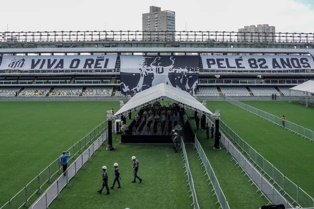 Brasilien, Totenwache für Fußballlegende Pele im Stadion des FC Santos in Sao Paulo January 2, 2023: Wake of the former Brazilian soccer player Edson Arantes do Nascimento, Pelo , at the Santos Futebol Clube stadium, in the city of Santos, Brazil, on January 2, 2023. Pelo died on December 29, 2022 at the age of 82 after spending 30 days hospitalized in Sao Paulo for treatment of colon cancer discovered in 2021. The cause of death was multiple organ failure. - ZUMAl146 20230102_zaf_l146_001 Copyright: xPauloxLopesx