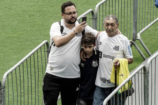 Brasilien, Totenwache für Fußballlegende Pele im Stadion des FC Santos in Sao Paulo January 2, 2023: Wake of the former Brazilian soccer player Edson Arantes do Nascimento, Pelo , at the Santos Futebol Clube stadium, in the city of Santos, Brazil, on January 2, 2023. Pelo died on December 29, 2022 at the age of 82 after spending 30 days hospitalized in Sao Paulo for treatment of colon cancer discovered in 2021. The cause of death was multiple organ failure. - ZUMAl146 20230102_zaf_l146_010 Copyright: xPauloxLopesx