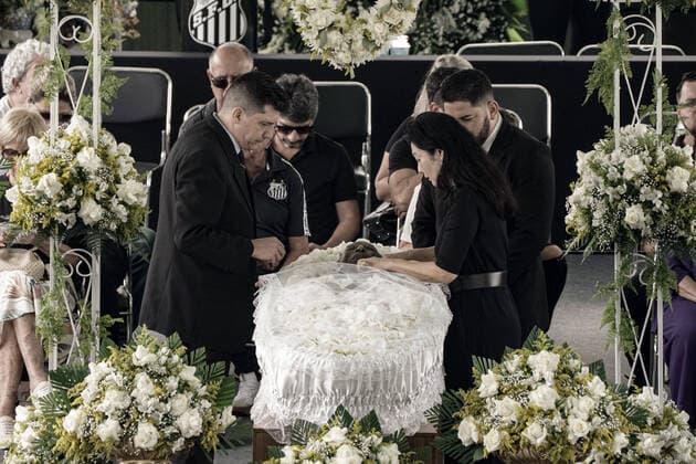 Brasilien, Totenwache für Fußballlegende Pele im Stadion des FC Santos in Sao Paulo January 2, 2023: Wake of the former Brazilian soccer player Edson Arantes do Nascimento, Pelo , at the Santos Futebol Clube stadium, in the city of Santos, Brazil, on January 2, 2023. Pelo died on December 29, 2022 at the age of 82 after spending 30 days hospitalized in Sao Paulo for treatment of colon cancer discovered in 2021. The cause of death was multiple organ failure. - ZUMAl146 20230102_zaf_l146_011 Copyright: xPauloxLopesx