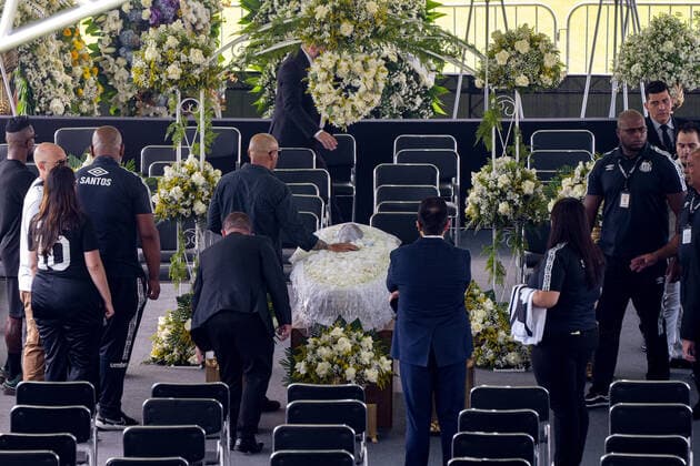 Brasilien, Totenwache für Fußballlegende Pele im Stadion des FC Santos in Sao Paulo January 2, 2023: Wake of the former Brazilian soccer player Edson Arantes do Nascimento, Pelo , at the Santos Futebol Clube stadium, in the city of Santos, Brazil, on January 2, 2023. Pelo died on December 29, 2022 at the age of 82 after spending 30 days hospitalized in Sao Paulo for treatment of colon cancer discovered in 2021. The cause of death was multiple organ failure. - ZUMAl146 20230102_zaf_l146_015 Copyright: xPauloxLopesx