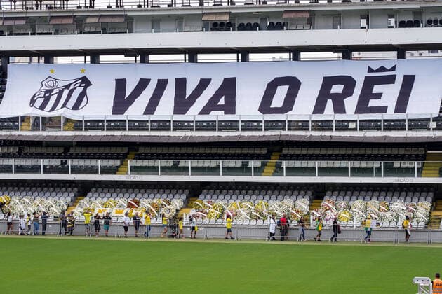Brasilien, Totenwache für Fußballlegende Pele im Stadion des FC Santos in Sao Paulo January 2, 2023: Wake of the former Brazilian soccer player Edson Arantes do Nascimento, Pelo , at the Santos Futebol Clube stadium, in the city of Santos, Brazil, on January 2, 2023. Pelo died on December 29, 2022 at the age of 82 after spending 30 days hospitalized in Sao Paulo for treatment of colon cancer discovered in 2021. The cause of death was multiple organ failure. - ZUMAl146 20230102_zaf_l146_017 Copyright: xPauloxLopesx