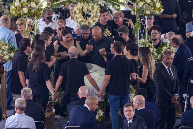 Brasilien, Totenwache für Fußballlegende Pele im Stadion des FC Santos in Sao Paulo January 2, 2023: Wake of the former Brazilian soccer player Edson Arantes do Nascimento, Pelo , at the Santos Futebol Clube stadium, in the city of Santos, Brazil, on January 2, 2023. Pelo died on December 29, 2022 at the age of 82 after spending 30 days hospitalized in Sao Paulo for treatment of colon cancer discovered in 2021. The cause of death was multiple organ failure. - ZUMAl146 20230102_zaf_l146_019 Copyright: xPauloxLopesx