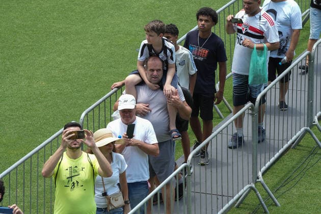 Brasilien, Totenwache für Fußballlegende Pele im Stadion des FC Santos in Sao Paulo January 2, 2023: Wake of the former Brazilian soccer player Edson Arantes do Nascimento, Pelo , at the Santos Futebol Clube stadium, in the city of Santos, Brazil, on January 2, 2023. Pelo died on December 29, 2022 at the age of 82 after spending 30 days hospitalized in Sao Paulo for treatment of colon cancer discovered in 2021. The cause of death was multiple organ failure. - ZUMAl146 20230102_zaf_l146_021 Copyright: xPauloxLopesx