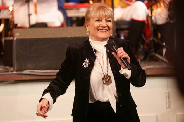MARGIT SPONHEIMER ON A CELL PHONE AWARDING OF THE RANZENGARDIST TO CHRISTIAN HEIDEL GREAT MUSICAL GENERAL ROLL CALL OF THE MAINZ RANZENGARDE KURFUERSTLICHES SCHLOSS MAINZ