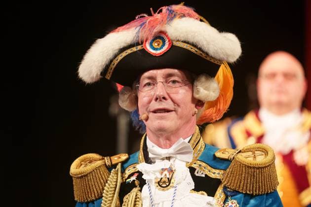 THOMAS THELEN ON A CELL PHONE AWARDING OF THE RANZENGARDIST TO CHRISTIAN HEIDEL GREAT MUSICAL GENERAL ROLL CALL OF THE MAINZ RANZENGARDE KURFUERSTLICHES SCHLOSS MAINZ