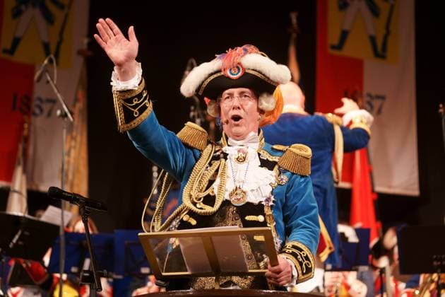 THOMAS THELEN ON A CELL PHONE AWARDING OF THE RANZENGARDIST TO CHRISTIAN HEIDEL GREAT MUSICAL GENERAL ROLL CALL OF THE MAINZ RANZENGARDE KURFUERSTLICHES SCHLOSS MAINZ